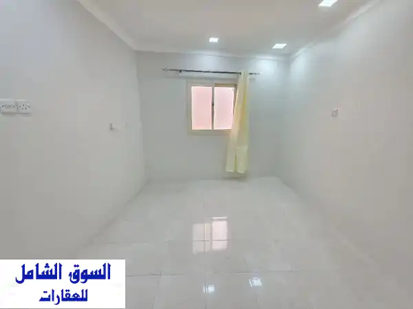 للإيجار شقة سكنية شاملة للماء والكهرباء مكونة من...