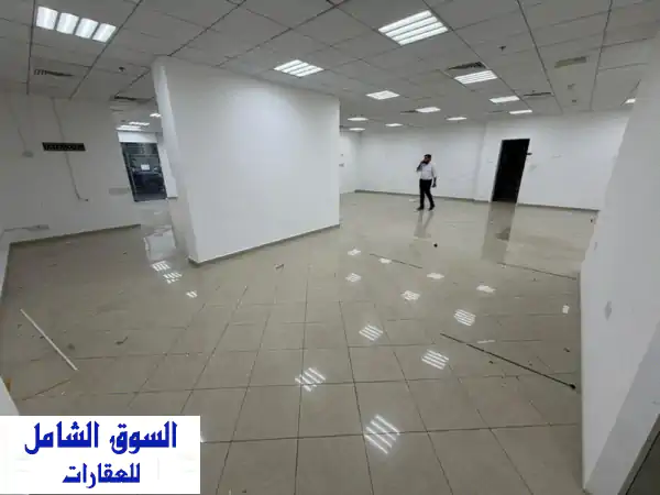 محل تجاري فاخر للإيجار السنوي في عجمان | 4400 قدم - قرب الكورنيش وفندق باهي | شامل الفواتير!