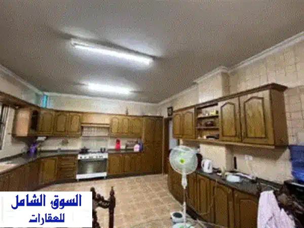 فيلا استثنائية للبيع في البحاث - الطبقة، عمان: 1037م² على شارعين بموقع فريد!