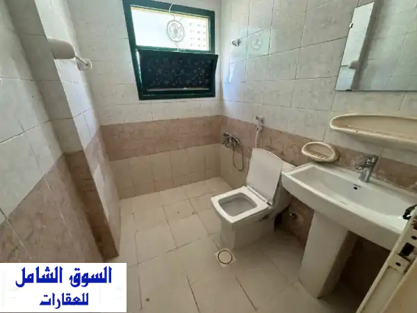 فرصة لا تعوض! شقة 1BHK واسعة للإيجار بالبوطينة الشارقة | بالكونة وإطلالة مميزة | 4 دفعات مريحة