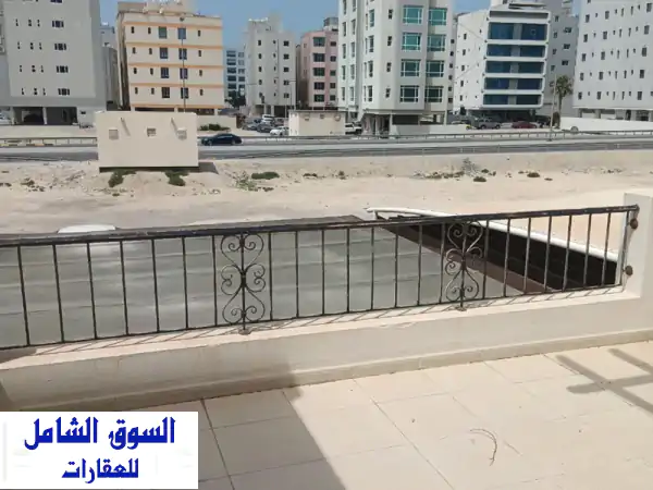 للإيجار فيلا سكنية في موقع راقي بالجنبية، بجانب...