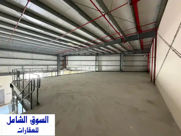 فرصة ذهبية: مستودعات للإيجار السنوي بالصناعية 18 الشارقة | 3000 قدم، ميزانين، أول ساكن، موقع استراتيجي