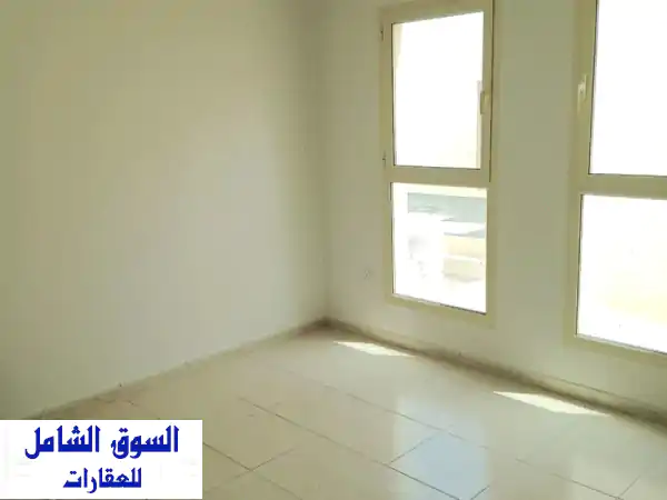 للإيجار فيلا سكنية في موقع راقي بالجنبية، بجانب مجمع الميركادو وفلاجيو. تتكون من 3 غرف نوم، 2 صالة، ...