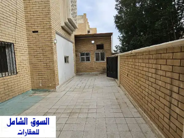 للإيجار: بيت حكومي دورين في جليب الشيوخ، قطعة 4. يتضمن حديقة كبيرة، حوشين كبيرين (أمامي وداخلي)، ...
