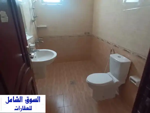 فيلا فسيحة للإيجار في مجمع خاص للموظفين والموظفات - عين خالد | 6 غرف نوم فاخرة