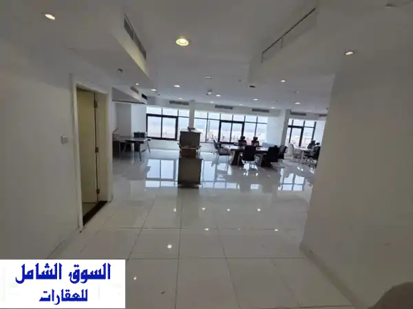 مكتب تجاري فاخر للإيجار 🌟 كورنيش عجمان | إطلالة...