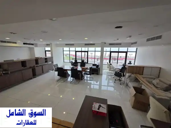 مكتب تجاري فاخر للإيجار 🌟 كورنيش عجمان | إطلالة بحرية مباشرة | مدخل خاص واستقلالية تامة