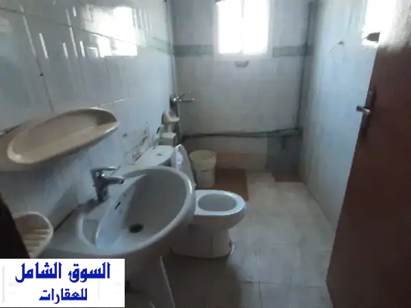 شقة للإيجار في جد علي شارع الخدمات سكني / تجاري، غرفتان، حمام، صالة، مطبخ، السعر 120 دينار