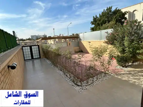 للإيجار فيلا في البدع، دورين، 3 غرف نوم (بما في ذلك سويت ماستر) صالة كبيرة، حمام ضيوف، مطبخ، غرفة ...