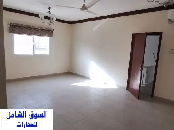 للإيجار: نصف بيت في الرفاع الشرقي مع المكيفات، طابق أول، يتكون من 4 غرف نوم، 2 مطابخ، 2 حمامات، ...