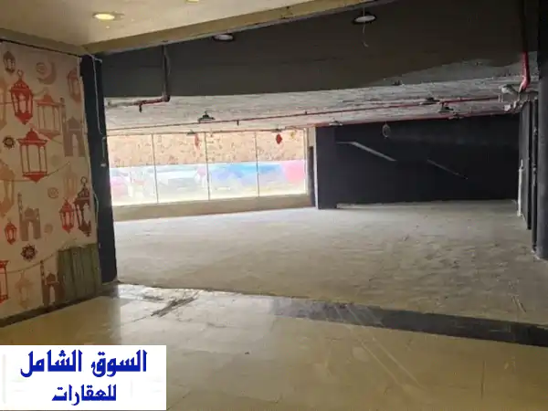 المحل في الميراج مول بالتجمع الأول له باب...