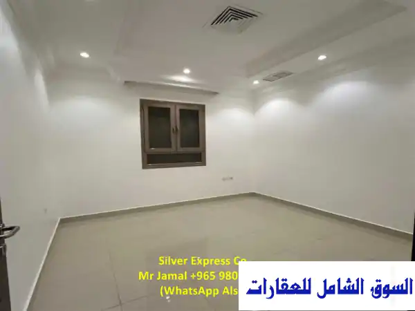 شقة جميلة للإيجار في أبو فاطرة ثلاث غرف نوم مع شرفة. فطيرة مبارك الكبير