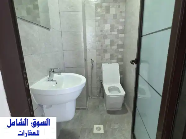 الإيجار شقة في الحد الجديد شبه مفروشة تتكون من 3 غرف نوم و3 حمامات وصالة كبيرة جداً وغرفة غسيل ...