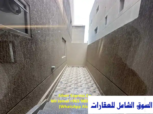 شقة أرضية للإيجار بأبو فاطرة (مبارك الكبير) - 3 غرف نوم، مدخل خاص ومواقف مظللة (450 د.ك)