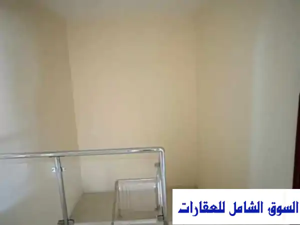 فيلا طابقين 4 غرف نوم ماستر للإيجار بمنطقة العزرة الشارقة زاوية مجددة بالكامل في