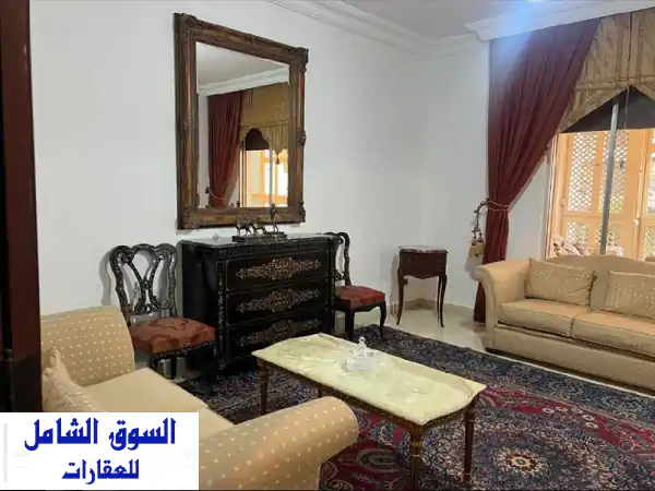 شقة للإيجار شارع المقدسي الحمرا مساحة 200م موقف...