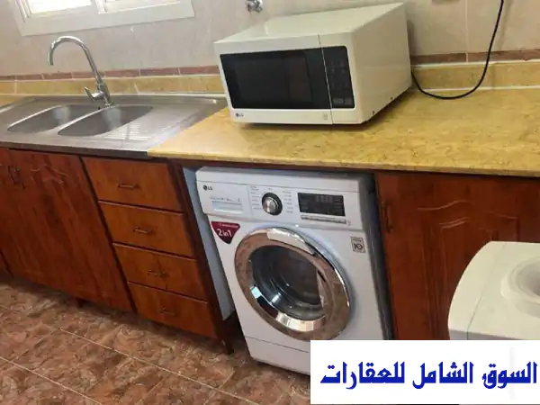 شقة في منطقة الغانم القديمة غرفتين نوم وحمامين مفروشة بالكامل مع مطبخ وموقف سيارات خاص. للإيجار الدوحة