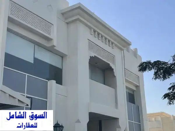 فيلا تجارية للإيجار  جميرا 1 (شارع رئيسي)...