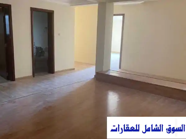شقة مكتبية للإيجار على شارع البديع العام مباشرا 5 غرف في المقشع المحافظة الشمالية