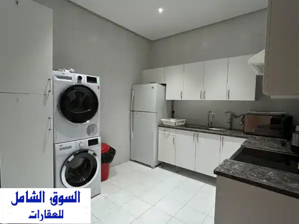 شقة مفروشة للإيجار بسلوى قطعة 8: رفاهية متكاملة مع مسبح، جيم، وخدمات شاملة!