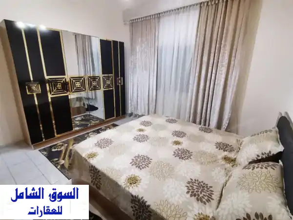 شقة مفروشة فاخرة غرفتين وصالة للايجار في التعاون الشارقة | موقع استراتيجي وخدمات متكاملة – شامل النت