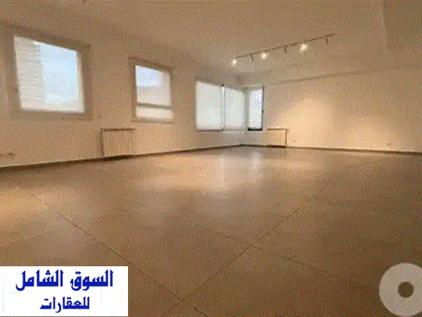 فرصة استثنائية: شقة فخمة 155م2 للإيجار في الحمرا بإطلالة بحرية ساحرة ومواقف خاصة