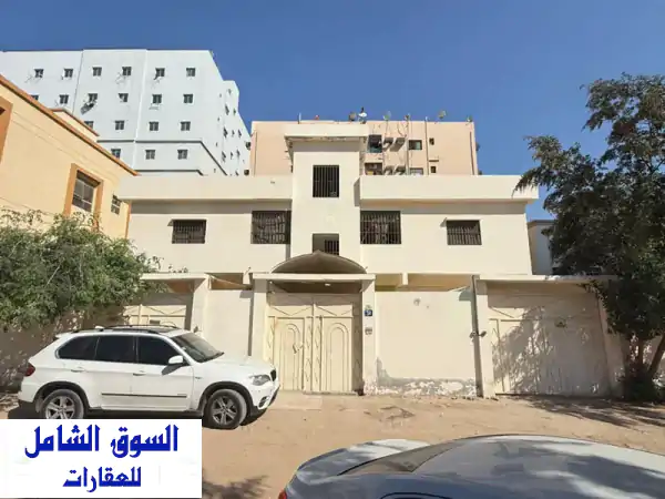 4 شقة 3 غرفة وصالة وحوش الدخل 160 ألف مساحة 8 ألف قدم...