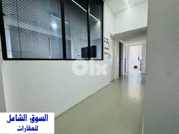 مكتب فاخر وجديد كلياً للإيجار في بادارو | موقع استراتيجي، مواقف وأمن 24/7