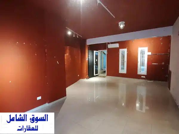 محل تجاري فسيح للإيجار 300م² - موقع استراتيجي...
