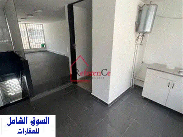 فرصة ذهبية: محل تجاري فاخر ومجدد بالكامل للإيجار في الجديدة، لبنان - 70م + ميزانين 35م، موقع حيوي وطابق أرضي!