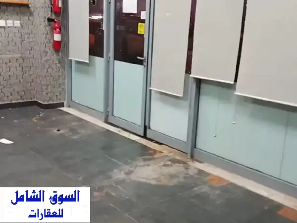 متاح محل للإيجار السنوي في ajman  كورنيش الممشى يصلح لكافة النشاطات التجارية كان سابقا مطعم ...