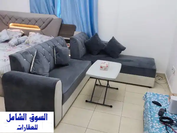 استوديو مفروش فخم للإيجار الشهري بالشارقة - التعاون | 3300 درهم شامل إنترنت، مسبح، جيم | مدخل دبي وموقف مجاني!