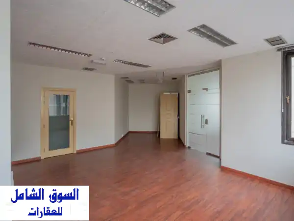 فرصة ذهبية: مكتب فاخر بإطلالة بحرية مباشرة للإيجار في كورنيش بلازا الشارقة، المجاز 1 | 3 أشهر مجانية!