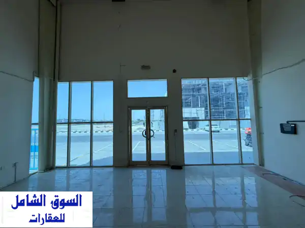 شورووم مميز للإيجار في الصناعية 18 بموقع استراتيجي...