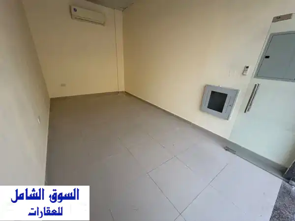 محل للإيجار السنوي في الروضة 1 عجمان خلف مركز...