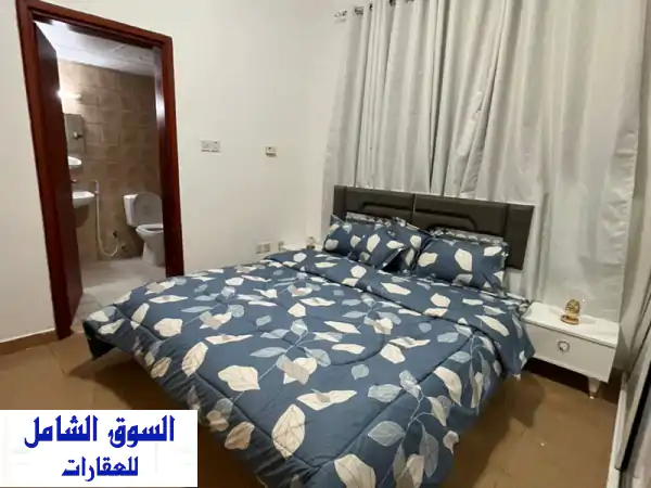 شقة فاخرة غرفة وصالة مع بالكونة باطلالة مفتوحة...