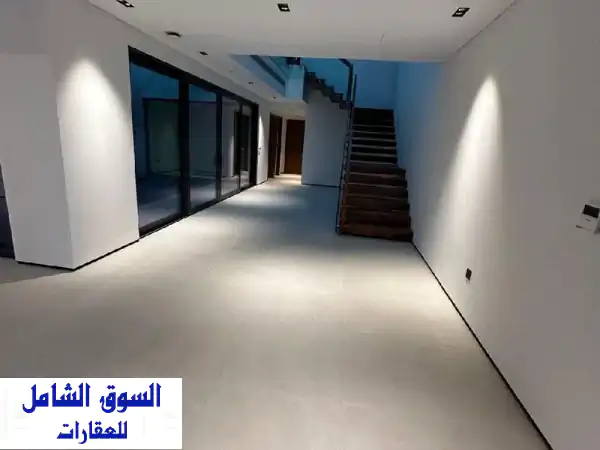 للإيجار فيلا فخمة بحصة المبارك: مسبح خاص، 4 غرف ماستر، ديوانية، سرداب ومواقف | 3100 د.ك