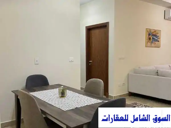 شقة فندقية فاخرة للإيجار بالحي اللاتيني العلمين بحري - فرش راقٍ، استلام فوري، خطوات للبحر