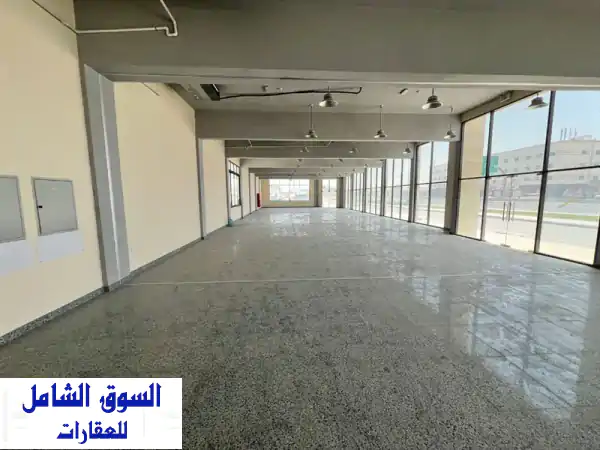 فرصة استثمارية ذهبية: معرض تجاري 9000 قدم² للإيجار بصناعية 5 | موقع استراتيجي وقوة كهربائية مثالية