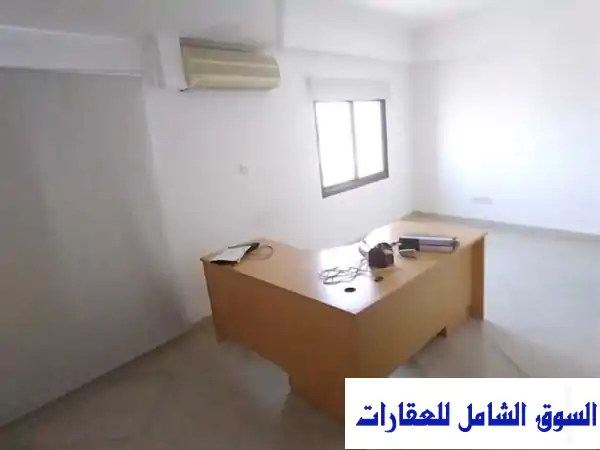 مكتب تجاري وإداري مميز للإيجار في الدراز - شارع...