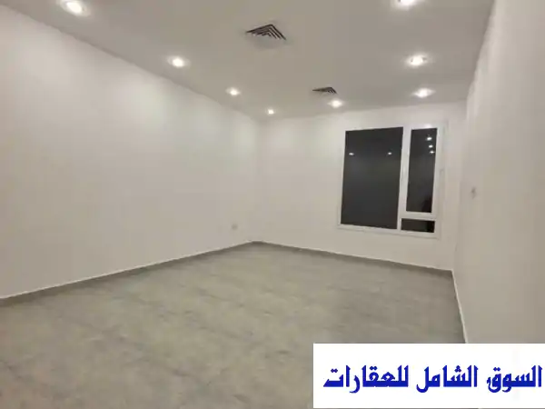 للايجار دور فاخر بالصديق حولي: 4 غرف نوم ماستر، صالة ضخمة، بلكونات، 950 د.ك - فرصة لا تعوض!