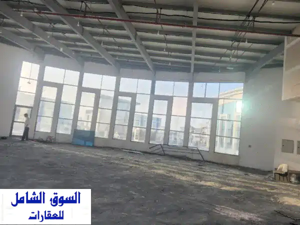 فرصة استثمارية ذهبية: محل تجاري ضخم 2600 قدم للإيجار بقاعة الشروق مول عجمان - موقع حيوي على شارع الشيخ عمار!