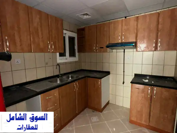 للبيع في الشارقة  منطقة الخان شقة مميزة بموقع حيوي في منطقة الخان، قريبة من البحر وجميع الخدمات، ...