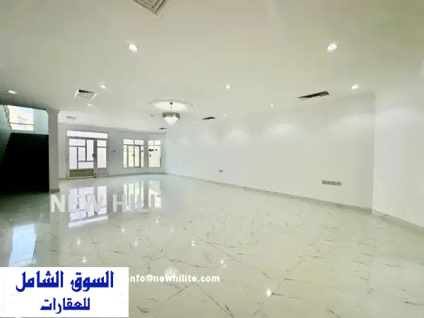 فيلا عائلية أنيقة مكونة من 5 غرف نوم للإيجار في منطقة السالمية، الكويت. الطابق الأرضي يحتوي على ...