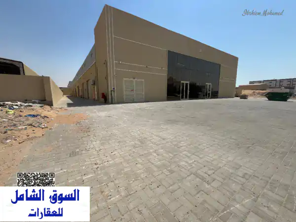 شو روم للإيجار في ام الثعوب الصناعية  أم القيوين مساحة 6500 قدم مربع بموقع مميز مناسب للأنشطة ...