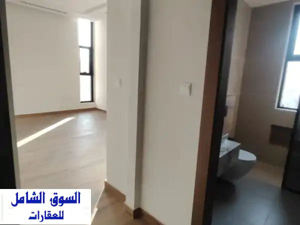 فيلا فاخرة للبيع بالزاهية الشارقة: 5 غرف ماستر، موقع مميز، وتجهيزات ذكية بالكامل - فرصتك للرفاهية!