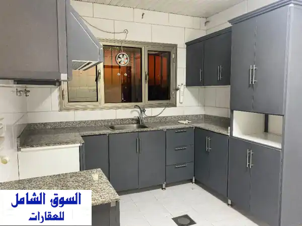 للايجار دور أرضي فخم ومريح في السرة - 4 غرف نوم ومواقف خاصة | 750 د.ك (مباشر من المالك)