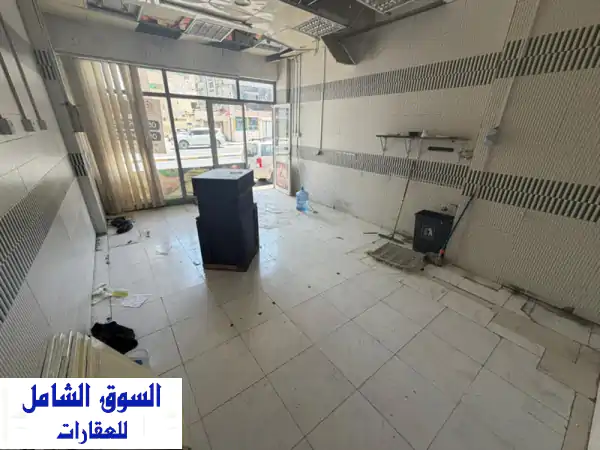 محل للإيجار السنوي على كورنيش عجمان مساحة كبيرة...