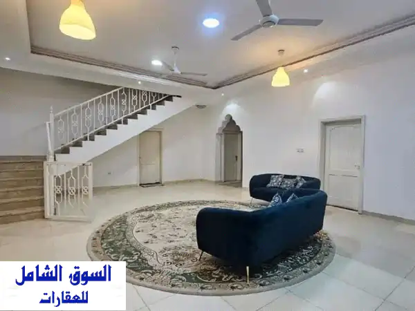 فيلا للبيع في الروضة 2: 12 غرفة، 8100 قدم²، موقع متميز، فرصة استثمارية وتطوير
