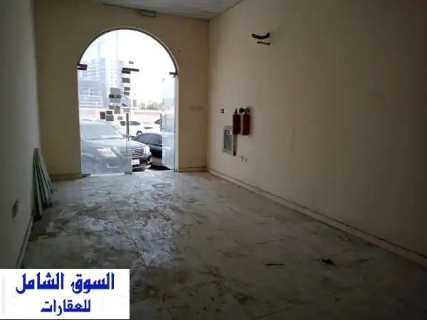 استثمر بذكاء: محل تجاري فاخر للإيجار بالراشدية 1 الشارقة | شارع رئيسي، مواقف ودفعات ميسرة!
